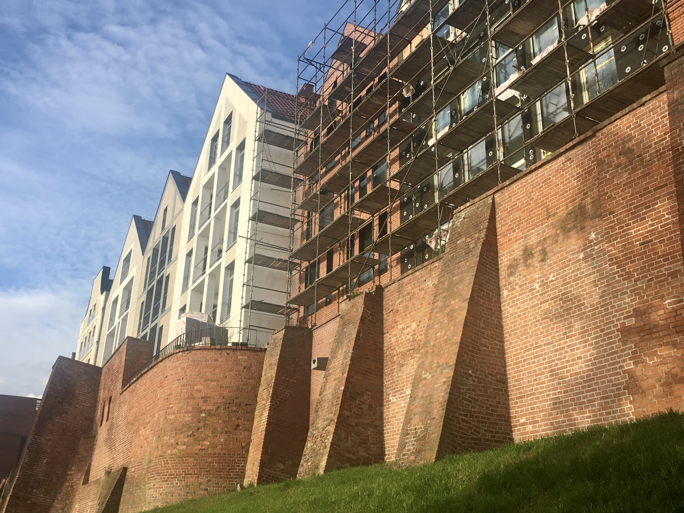 Nowe kamienice nad Nogatem w Malborku wznoszone na zabytkowych ceglanych murach